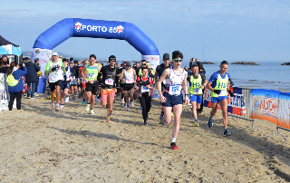 San Benedetto - La carica dei 110 per la Maratona sulla Sabbia, vince Alessio Grillini